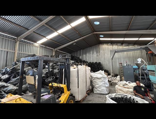 1,000M² WAREHOUSE FOR SALE IN HUGHES